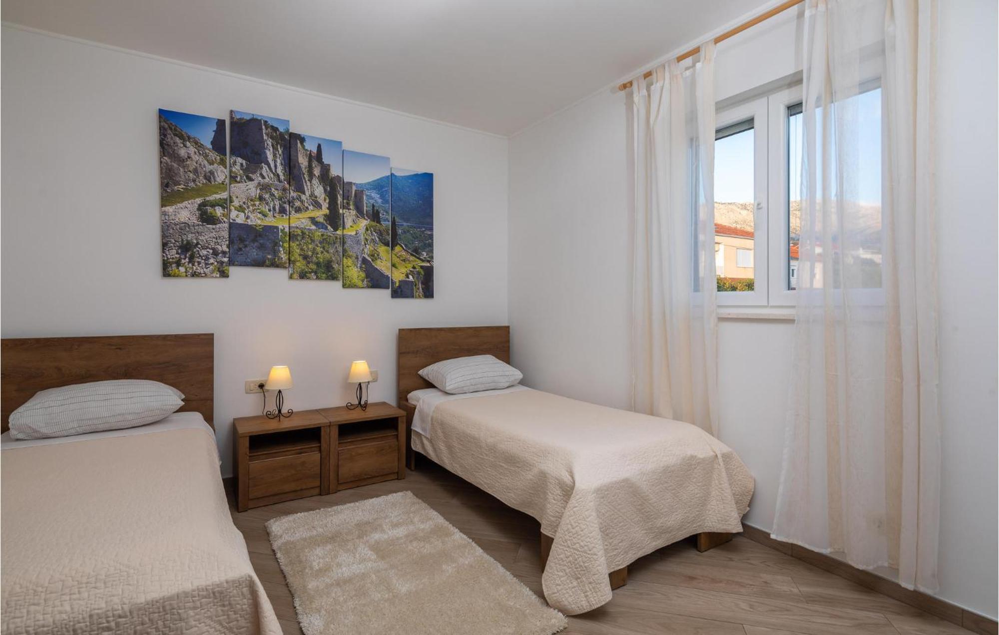 Cozy Home In Zrnovnica With Wifi Eksteriør billede